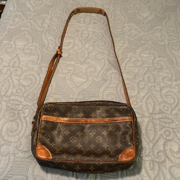 Louis Vuitton Monogram Leather Vintage Camera Bag - Picture 2 of 12